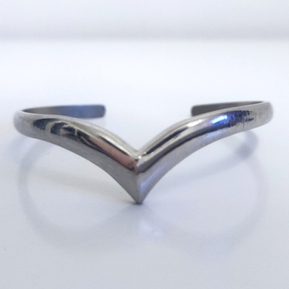Avon Vintage Silver Chevron Bracelet
